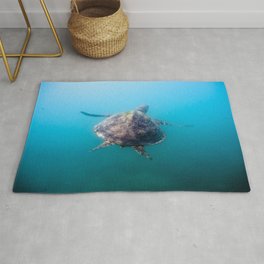Turtle gliding underwater Rug