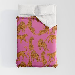 Abstract leopard with red lips illustration in fuchsia background  Duvet Cover