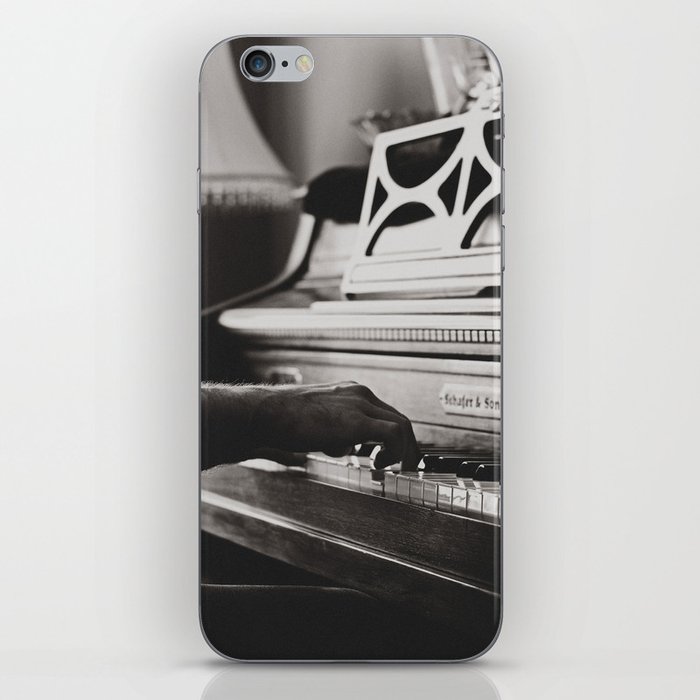 The pianist 4 iPhone Skin