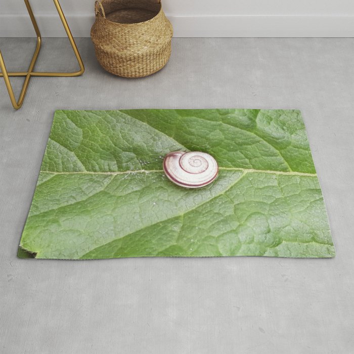 Snail and green leaf symbiosis Rug