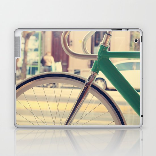 Geen Mint Bicycle in the City (Retro - Vintage Photography) Laptop & iPad Skin