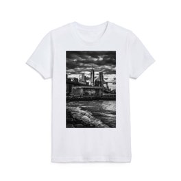 Brooklyn Bridge and Manhattan skyline in New York City black and white Kids T Shirt