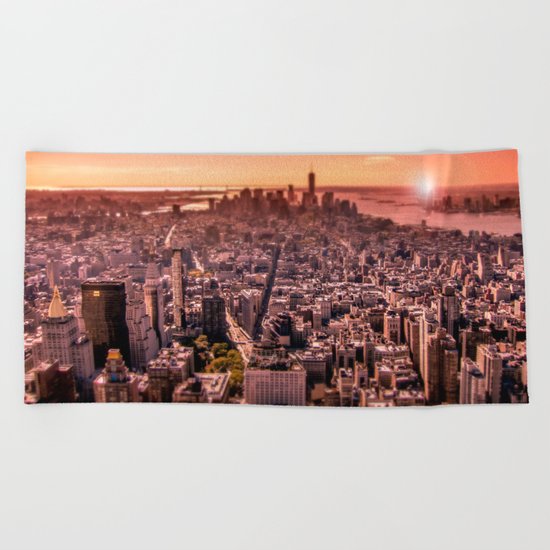 Manhattan in red Beach Towel