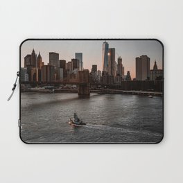 Brooklyn Bridge and Manhattan skyline in New York City Laptop Sleeve