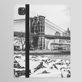 Brooklyn Bridge and Manhattan skyline during winter snowstorm in New York City black and white iPad Folio Case