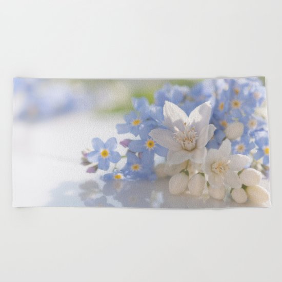 Queen and court- Springflowers in blue and white - Stilllife Beach Towel