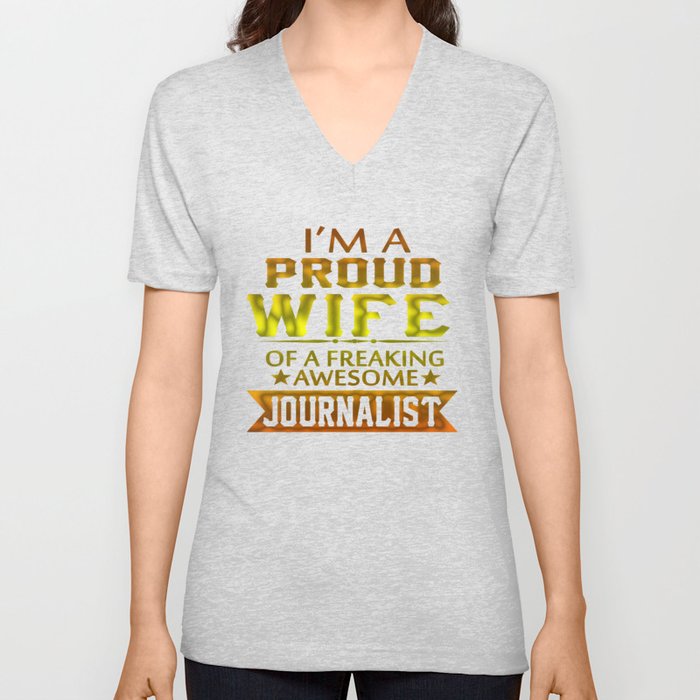 I'M A PROUD JOURNALIST'S WIFE V Neck T Shirt