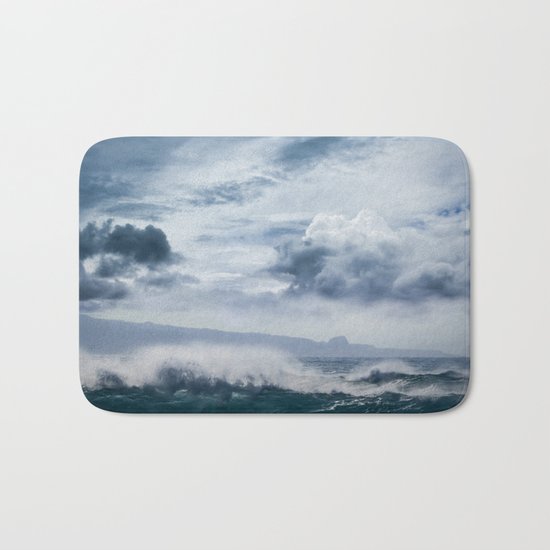 He inoa wehi no Hookipa Pacific Ocean Stormy Sea Bath Mat