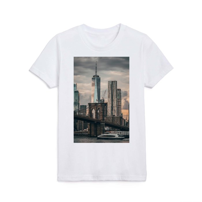 Brooklyn Bridge and Manhattan skyline at sunset in New York City Kids T Shirt