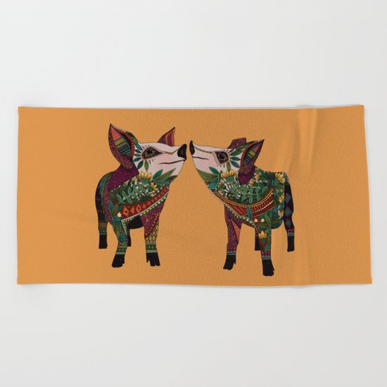 pig love amber Beach Towel