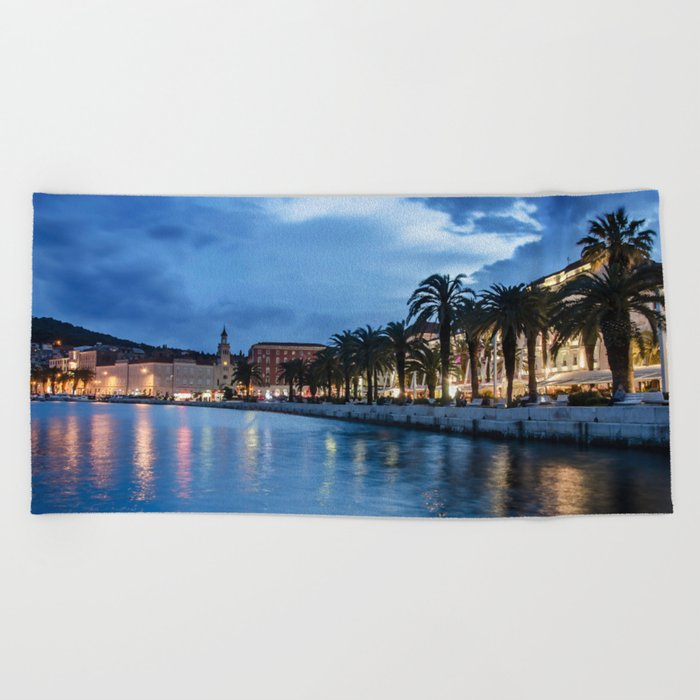 Split promenade Beach Towel