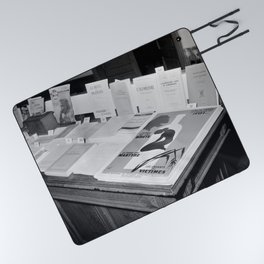 Folders en affiches zijn te koop in het centrum van het Nationaal Comité tegen A, Bestanddeelnr 254 Picnic Blanket